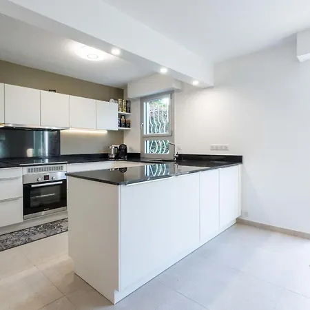 Apartment Ground-floor 2 Bedroom - Near Centre & Beaches