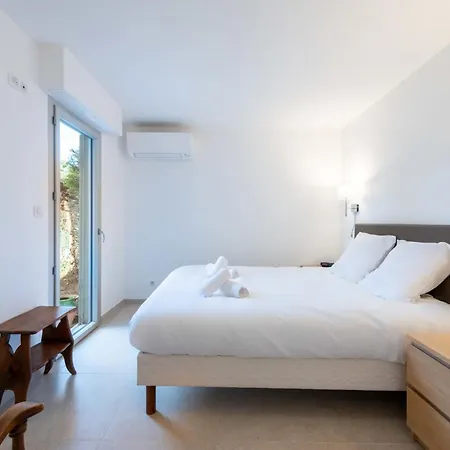 Ground-floor 2 Bedroom - Near Centre & Beaches Apartment