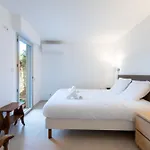 Ground-floor 2 Bedroom - Near Centre & Beaches Apartment