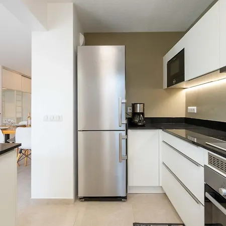 Ground-floor 2 Bedroom - Near Centre & Beaches