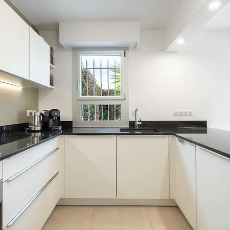 Ground-floor 2 Bedroom - Near Centre & Beaches