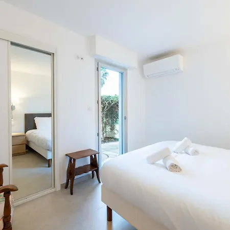 Ground-floor 2 Bedroom - Near Centre & Beaches