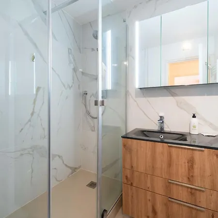 Ground-floor 2 Bedroom - Near Centre & Beaches شقة كان