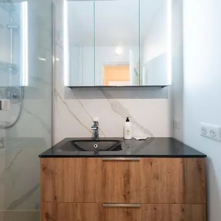 Ground-floor 2 Bedroom - Near Centre & Beaches